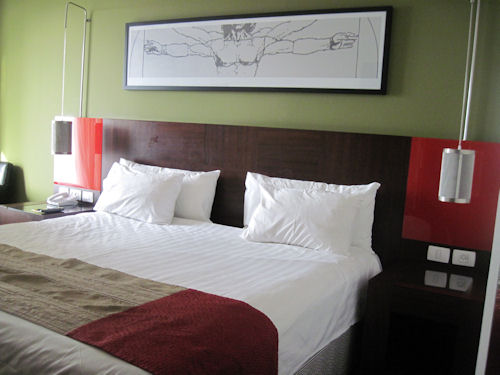 חדרים מאובזרים במלון לאונרדו סיטי טאוור.